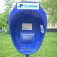 Et non vous ne rêvez pas : il s'agit bien d'une sorte de cabine pour twitter ! Elle a été aperçue à Skolkova en Russie, au pole technologique de Siemens. Attention à ne pas confondre avec un urinoir ...