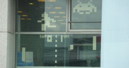 deux géants se livrent une guerre sans merci à coup de post-it... mon dieu quelle violence !