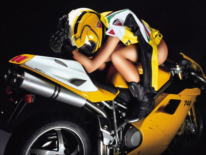 Ducati_Chick01.jpg